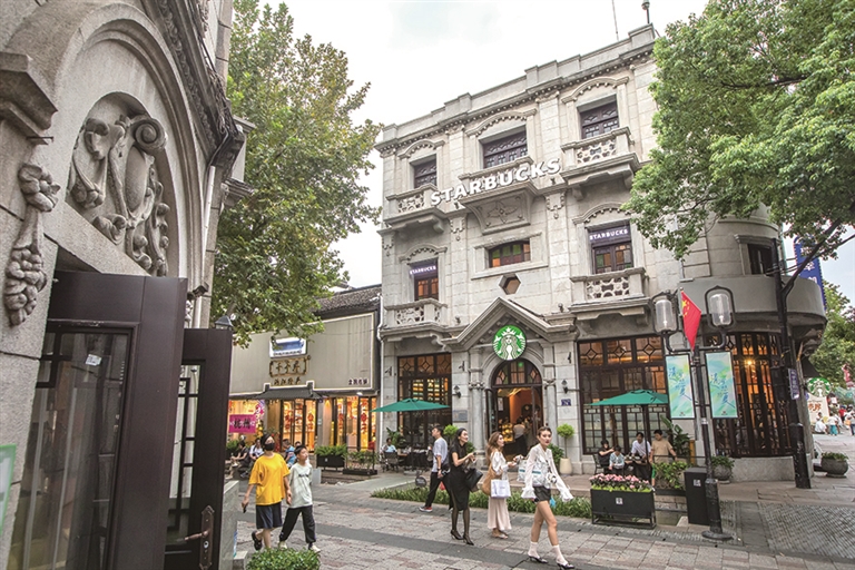 中山中路70号,张允升百货旧址,已成为星巴克臻选杭州河坊街非遗概念店。