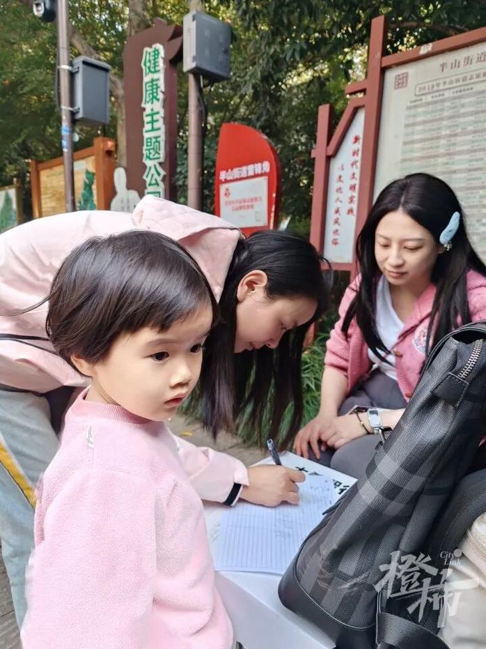 想租借外骨骼的周女士在登记电话号码排队