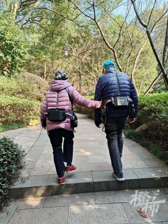 92岁楼奶奶与90岁张爷爷