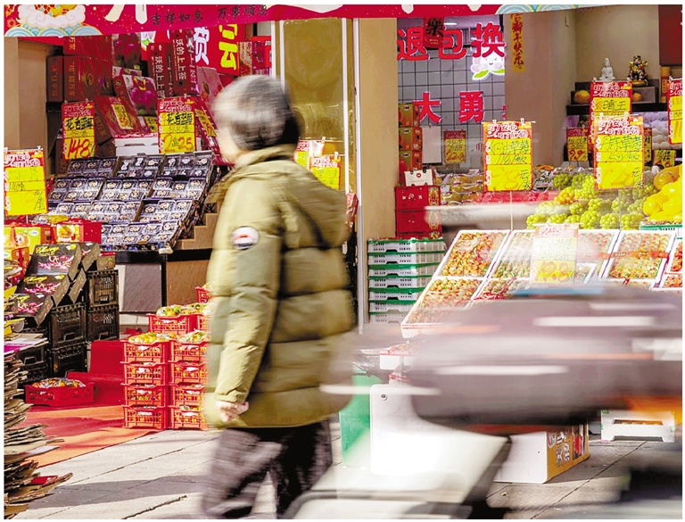 水果店内配备了充足的货源,等待市民选购。