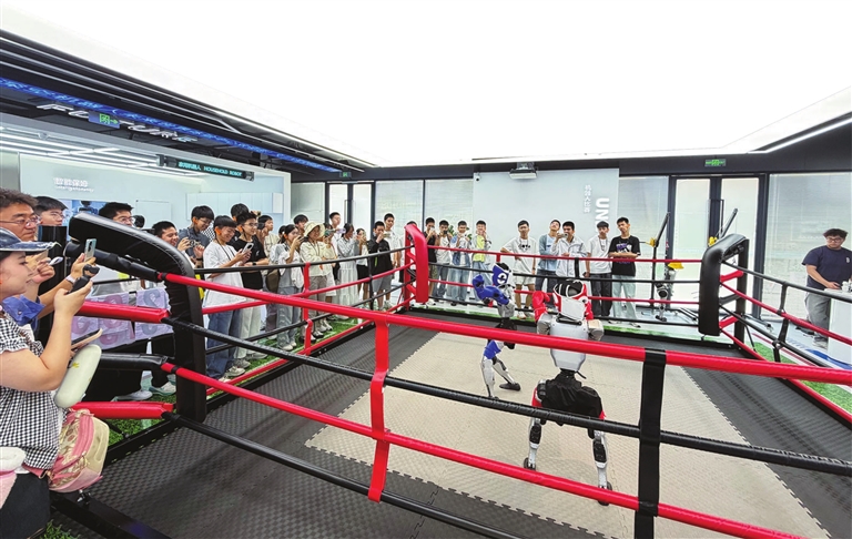 文三数字生活街区未来科技体验中心内,学生们屏息凝神,目光紧追着“铁甲拳王”的每一次出拳。
