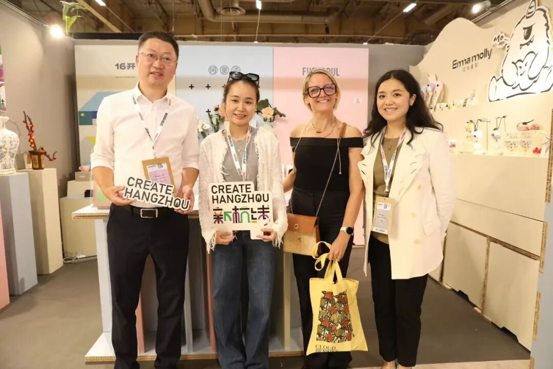 在国外参展(左一为骆铭嘉) 图片