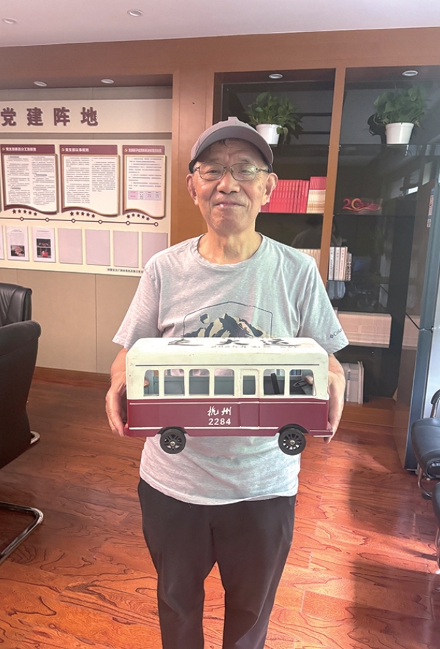 庞师傅和他制作的公交车模型,已入选杭州档案馆。