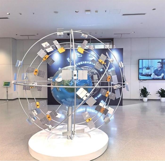 之江实验室展示大厅的“三体计算星座”模型 记者 邵婷 摄