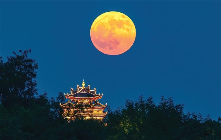 昨晚,西湖上空升起一轮满月,与城隍阁交相辉映。 记者 陈中秋 摄