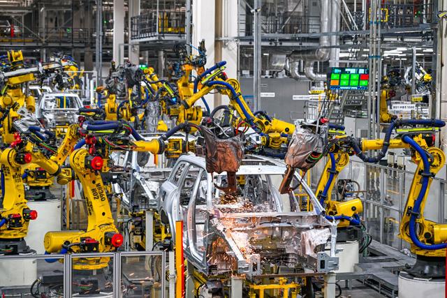 2025年9月19日在位于重庆市两江新区的赛力斯汽车超级工厂拍摄的自动化生产作业现场(无人机照片)。新华社记者 王全超 摄