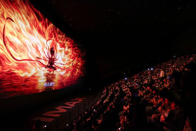 2025年2月25日,观众在贵州省贵阳越界影城IMAX影厅内观看电影《哪吒2》。新华社记者 欧东衢 摄