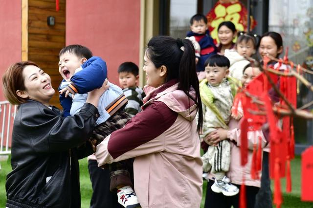 2025年3月12日,家长在山东省菏泽市郓城县鹏瑞幼儿园接孩子回家。新华社记者 郭绪雷 摄