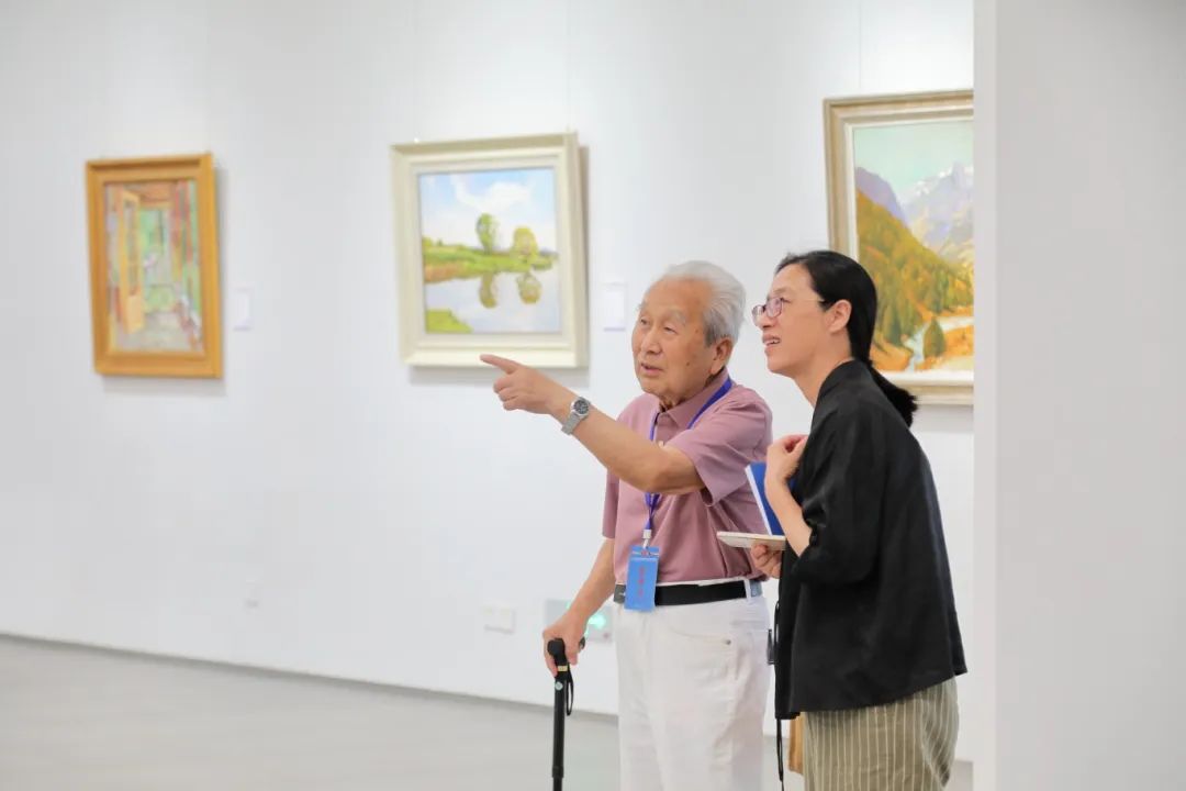 参观艺术展2.jpg