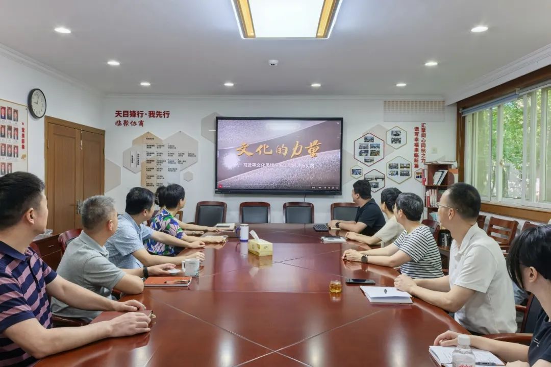 8月8日上午，区政协组织机关干部集中观看电视专题片《文化的力量》，区政协副主席冯镭、裘小民参加2.jpg