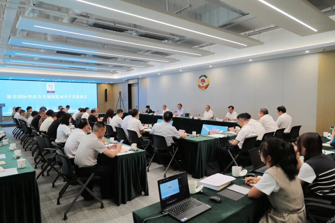 2025年8月15日，市政协召开“请你来协商：建设国际性综合交通枢纽城市”月度协商座谈会。.jpg